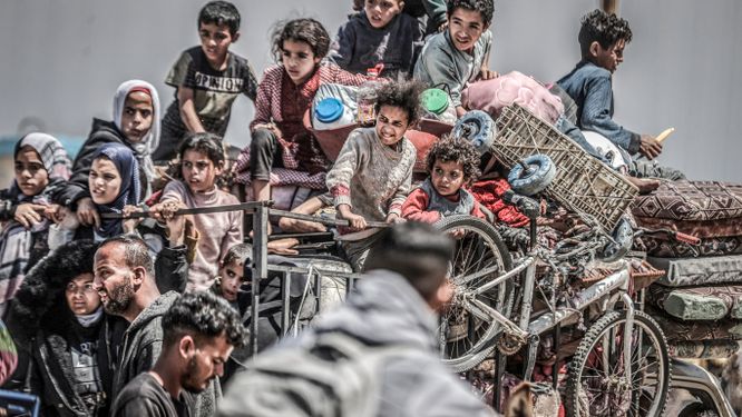 8 maj – barn sitter på ett lastbilsflak med sina tillhörigheter i Rafah, södra Gaza. 