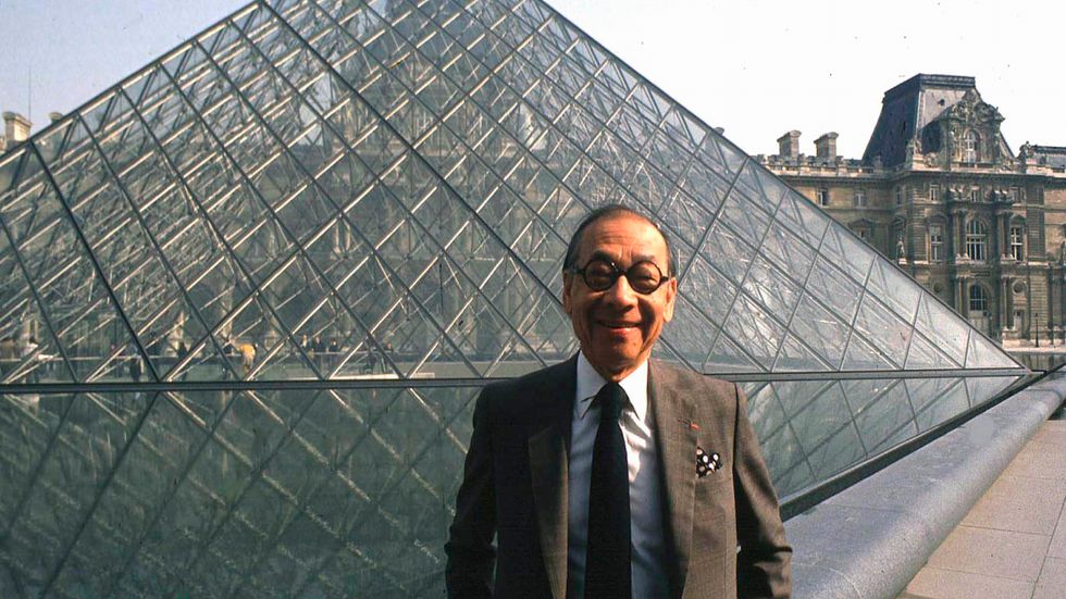 I M Pei (1917–2019) framför Louvrepyramiden. 