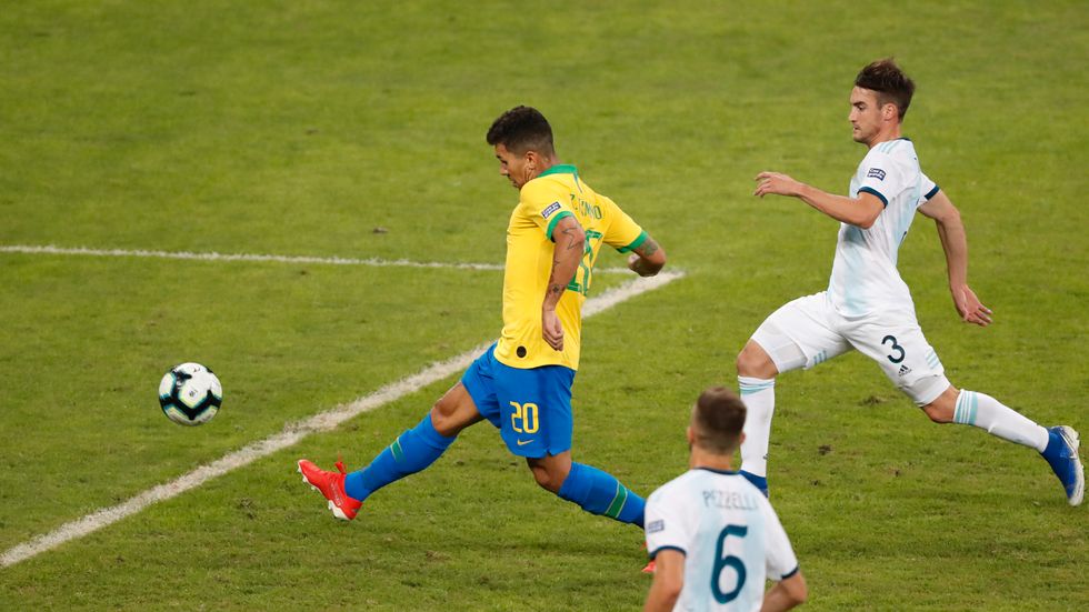 Roberto Firmino på väg att göra 2–0-målet i semifinalen mellan Brasilien och Argentina i Copa América.