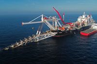 Ett fartyg arbetar i Östersjön med gasledningen Nord Stream 2. Arkivbild.