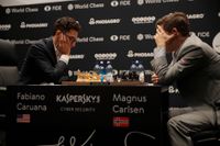 Regerande schackvärldsmästaren Magnus Carlsen har tappat sin "dödsinstinkt", anser flera internationella schackexperter. På måndagen spelade norrmannen remi igen mot titelutmanaren Fabiano Caruana från USA. Bilden från ett parti förra veckan.