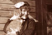 Edith Södergran (1892–1923) med katten Totti.
