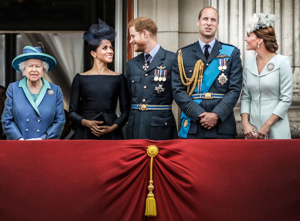 Delar av det brittiska kungahuset. Från vänster: Drottning Elisabeth, Meghan hertiginna av Sussex, prins Harry, prins William och Kate, hertiginna av Cambridge.