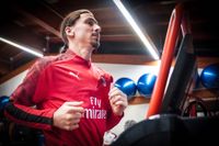 Zlatan Ibrahimovic är på plats på Milanello, klubbens träningsanläggning.