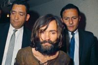 Charles Manson på väg till rättegången, 1969.