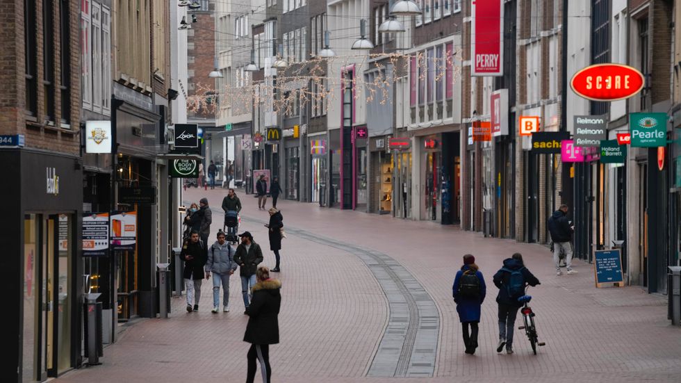 Alla butiker som inte säljer viktiga varor har behövt hålla stängt i Nederländerna sedan före jul, men nu får de öppna igen. Så här såg det ut i centrala Nijmegen på fredagen.