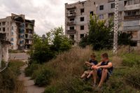Två pojkar nära förstörda bostadshus i ukrainska Borodyanka i Ukraina, den 2 augusti. Kriget i Ukraina tydliggör behovet av struktur för frivilliga civila insatser, skriver artikelförfattarna. 