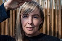 Elin Grelsson är författare, kritiker och kulturskribent. Hon har bland annat skrivit romanen ”Hundarna på huvudgatan” (2016).
