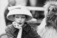 Dovima (Dorothy Virginia Margaret Juba) var en av 1950-talets främsta fotomodeller. Richard Avedon fotograferade henne iförd hatt och dräkt av Balenciaga utanför Café des Deux Magots i Paris 1955.