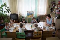 Dagisläraren Galina Kvatj äter lunch med sin dagisgrupp för 4-åringar.