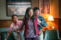En familj som invandrat från Kina till Kalifornien står i fokus i actionkomedin ”Everything everywhere all at once”. 