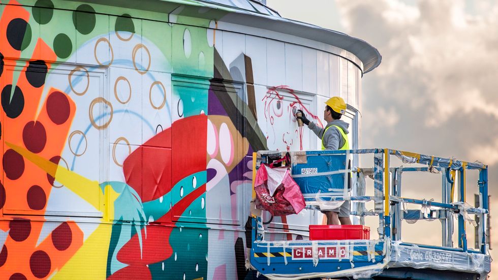 Kolingsborg på Slussen har täckts av vit plastfärg och målas nu av graffitikonstnärer.