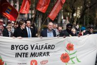 Vill V revolutionera samhället, reformera samhället ­eller mest bara uttrycka goda intentioner? Det frågar Claes Wallenius. Bilden är från partiets demonstration i Malmö den 1 maj i år.