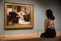 En kvinna på utställningen ”Artist and empire” betraktar Millais målning ”The North-West Passage”.