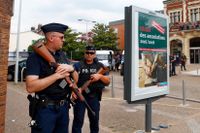 Poliser utanför stadshuset i Saint-Etienne-du-Rouvray där attacken skedde.