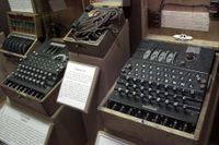 En Enigma med fyra rotorer (hjul). En liknande maskin såldes nyligen på auktionshuset Christie’s för över 4,6 miljoner kronor.