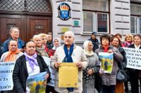 Föreningen för folkmordets offer och vittnen höll i demonstrationen och talespersonen Munira Subaic överlämnade ett öppet brev till den svenska ambassaden i Sarajevo.
