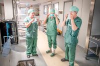 Anna Törnered, Camilla Lindberg och Jenny Bergstrand förbereder sig för en operation på Alingsås lasarett.