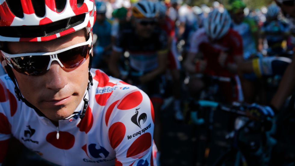Fredrik Kessiakoff väntar på start iförd den rödprickiga bergatröjan i Tour de France.