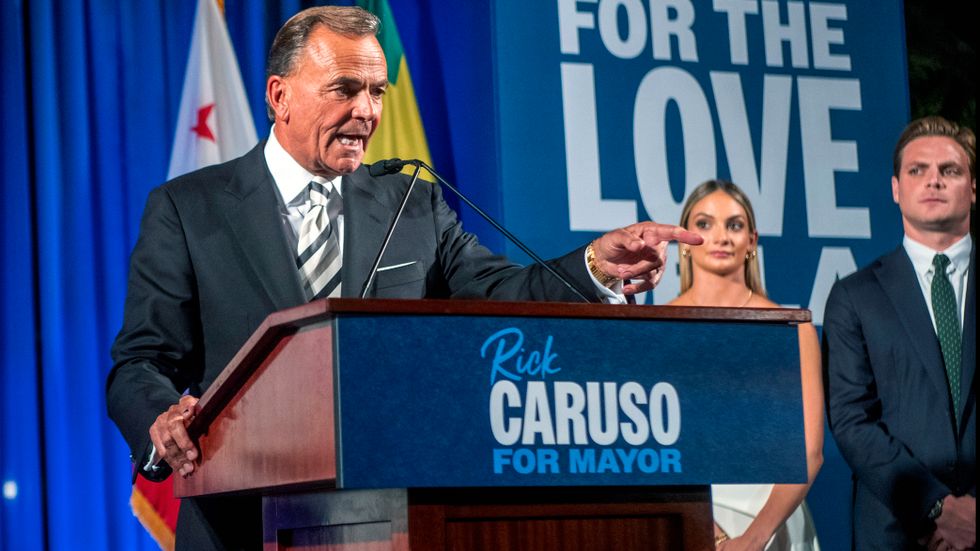 Tidigare republikanen Rick Caruso under ett kampanjmöte i tisdags. Han ställs mot progressiva demokraten Karen Bass i borgmästarvalet i Los Angeles.