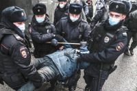 Rysk polis omhändertar demonstrant under protester utanför landets Högsta domstol, tisdagen den 28 december.