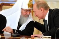 Putin, här i tätt samspråk med den ryska ortodoxa kyrkans överhuvud patriarken Kirill, kan snart fira femtonårsjubileum som Rysslands ledare. Foto: Jana Lapikova/AOP
