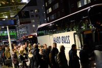 Bussar vid Älvsjö station ersätter pendeltåg söderut på tisdagskvällen.