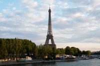Eiffeltornet i Paris. Frankrike har fått Försäkringskassan att ändra på sin syn på tillfälligt utlandsarbete, skriver artikelförfattarna. 