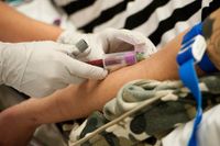 En undersköterska på Södersjukhuset tar blodprov på en patient. ”På hälso- och sjukvårdsområdet är Sverige ett toppland”, menar SKL-ordföranden Anders Knape (M).