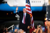 Trots att flera av hans medarbetare har konstaterats smittade med coronaviruset fortsätter USA:s vicepresident Mike Pence att åka på kampanjmöten, som här i Tallahassee, Florida, i lördags.