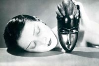 ”Man kunde inte ha valt ett bättre konstverk till omslaget på denna bok”, menar Anna Brodow Inzaina om valet av Man Rays fotografi ”Kiki with African mask” från 1926, Getty Museum, Los Angeles, USA. (Bilden något beskuren.)