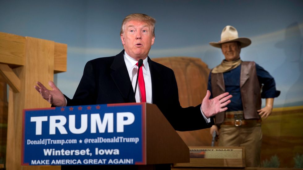 En bild som förklarar mycket: Trump på John Wayne-museet