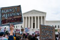 Demonstranter samlades utanför högsta domstolen i Washington DC efter att ett utkast läckt som pekar mot att HD kommer att riva upp rätten till abort.
