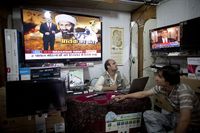 En elektronikaffär i Kabul den 2 maj i år. Afghaner förljer tv-sändningar om USA:s insats i Pakistan som resulterade i att al-Qaida-ledaren Usama bin Ladin dödades.