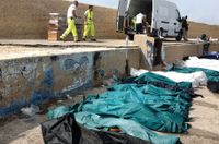 Kropparna efter drunknade migranter radas upp i Lampedusas hamn efter tragedin 2013 då fartyget de färdades med sjönk.