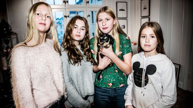 Ebba Åkerlund dog i terrorattacken på Drottninggatan. Hennes klasskompisar berättar om tiden efter den 7 april 2017. Från vänster: Julie, Hella, Märta och Ebba.