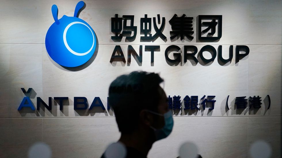 När Jack Ma skapar nya bank- och finanstjänster med Ant Group utmanas existerande banker i landet, skriver Björn Jeffrey.