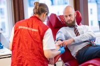 Regeringen har tagit beslut om en kampanj för att öka antalet blodgivare i landet. Carl-Oskar Bohlin (M), minister för civilt försvar, utför tester för att bli blodgivare vid Blodcentralen på Odenplan i Stockholm.