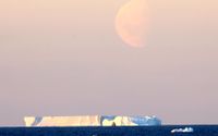 Ett isberg flyter förbi den kinesiska forskningsstationen Zhongshan i Antarktis den 14 februari. Issmältningen har ännu inte blivit irreversibel, konstaterar Johan Rockström.