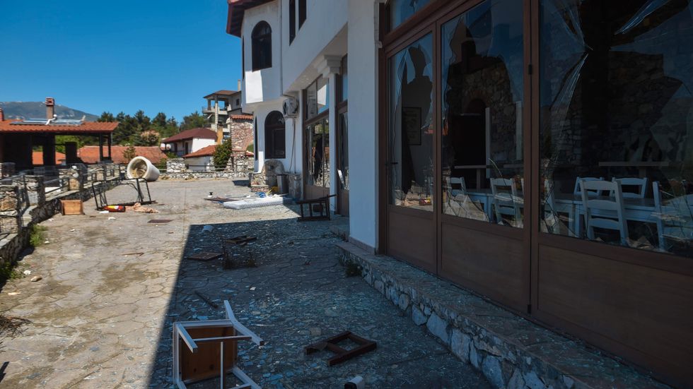 Det vandaliserade hotellet i den grekiska byn Árnissa. Bild från i fredags.
