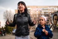 Julia, 43, och hennes dotter Veronika, 6, pratade under tisdagen med journalister i Brovary, en av Kievs attackerade förorter.