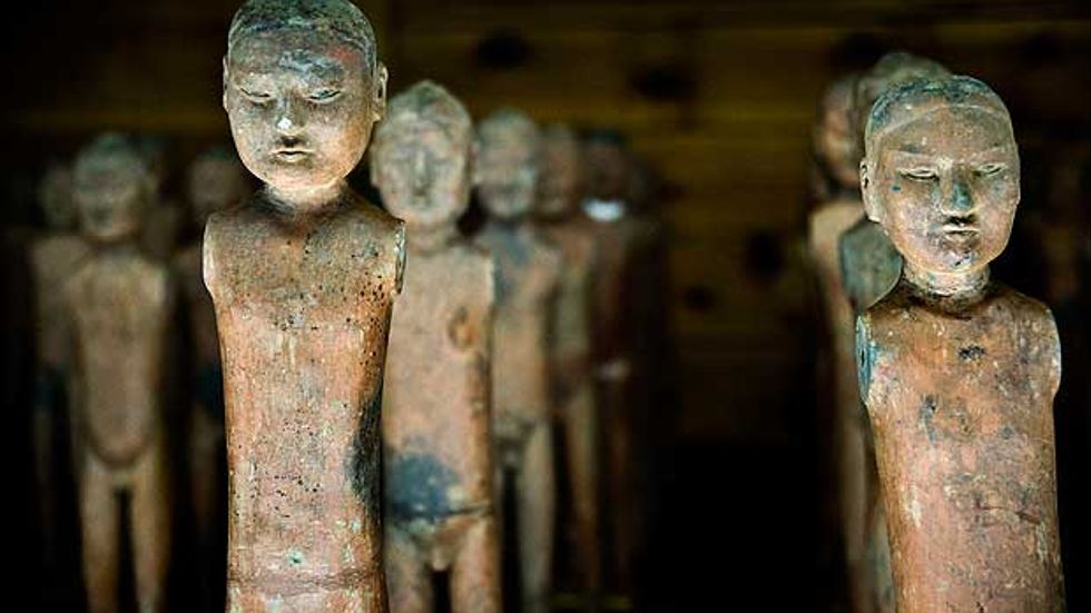 Miniatyrsoldater från kejsar Jongdis grav, Han-dynastin. Figurerna i lergods har ursprungligen haft kläder i textil eller läder och armar av trä.