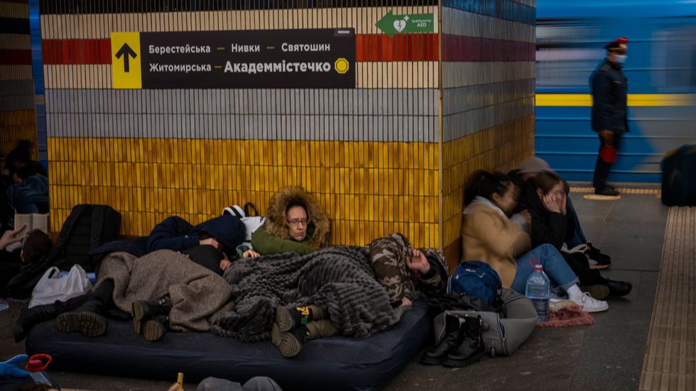 Människor på madrasser i Kievs tunnelbana, som fungerar som skyddsrum.