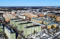 Det är den rekordlånga bostadskön i Stockholm är uppe i 676 000 köande.