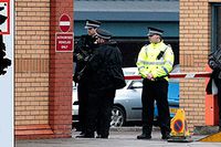 Beväpnade poliser bevakade ingången till polishuset i Glasgow på tisdagen.