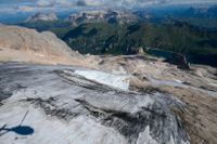 Glaciären Punta Rocca ligger på bergstoppen Marmolada, i Dolomiterna som är del av de italienska Alperna.
