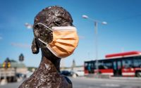 Frågan om munskydd blev snabbt ideologiserad. Lena Cronqvists skulptur ”Flickor”, försedd med munskydd.