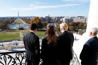 Talmannen Paul Ryan blickar ut över Washington tillsammans med USA:s 45:e president Donald Trump och hustrun Melania.
