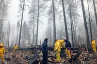 Kaliforniens dödliga skogsbrand är nu helt under kontroll. Enligt brandmyndighetens senaste uppdateringar är den "till 100 procent omringad".
