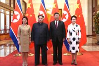 Kin Jong-Un med frun Ri Sol-Ju, tillsammans med Xi Jinping och hans fru Peng Liyuan.